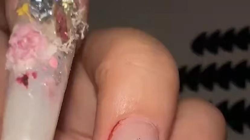 女子做完美甲陪儿子玩滑板，不料被儿子一脚踩断指甲，细看头皮麻