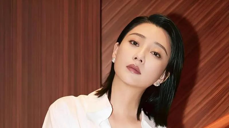 殷桃男友太贴心，女友深夜聚会贴心陪同，交往多年感情稳定