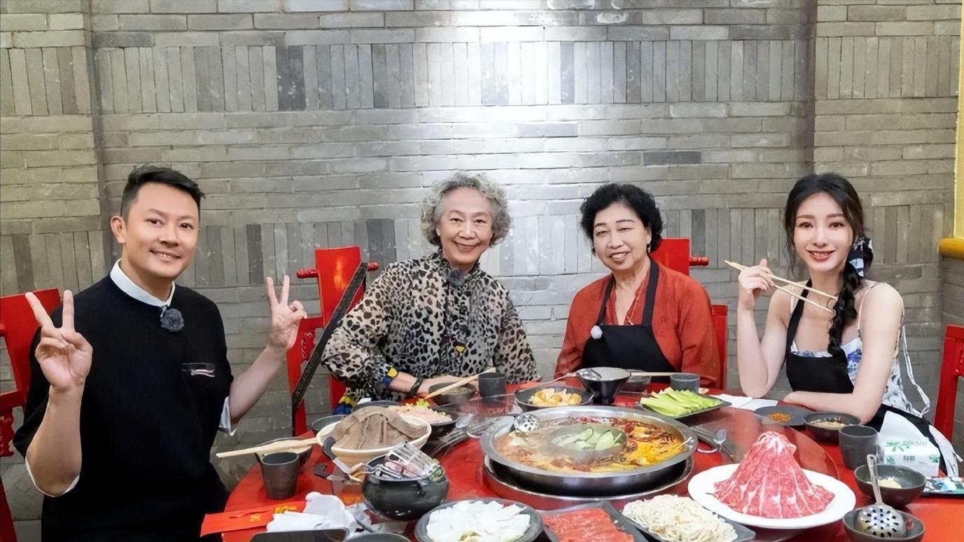 看到柳岩印小天带着母亲聚会，我发现：衣服有色彩，越老越有气质