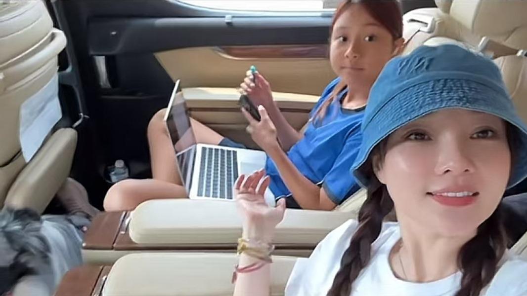 李小璐晒女儿暑假日常，大方提及前夫贾乃亮，甜馨容貌身高都像爸爸