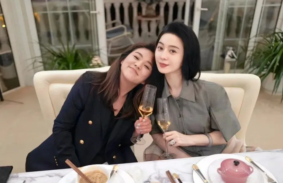 43岁范冰冰和闺蜜豪宅聚会！素颜喝香槟，超大钻戒引人遐想！女王气质养眼！