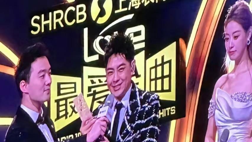 司雯嘉泪洒颁奖典礼后台，只因这位著名男歌手