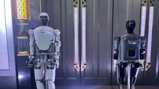 “启江二号”人形机器人亮相 配备多个高精度传感器