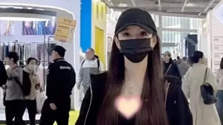 叶珂晒黄晓明水果礼，爱意满满！客厅摆放34.5万LV茶几抢镜