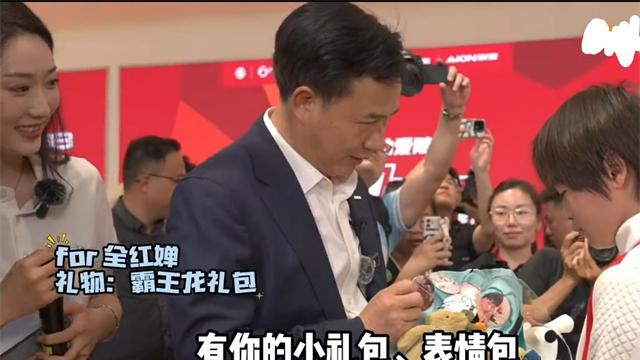 全红婵赠车仪式耍大牌？全程黑脸，上车葛优躺，原因曝光引发争议