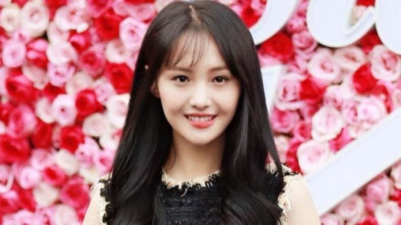 郑爽海外近照曝光，穿名牌染黄发似精神小妹，网友：她怎么变成这样？