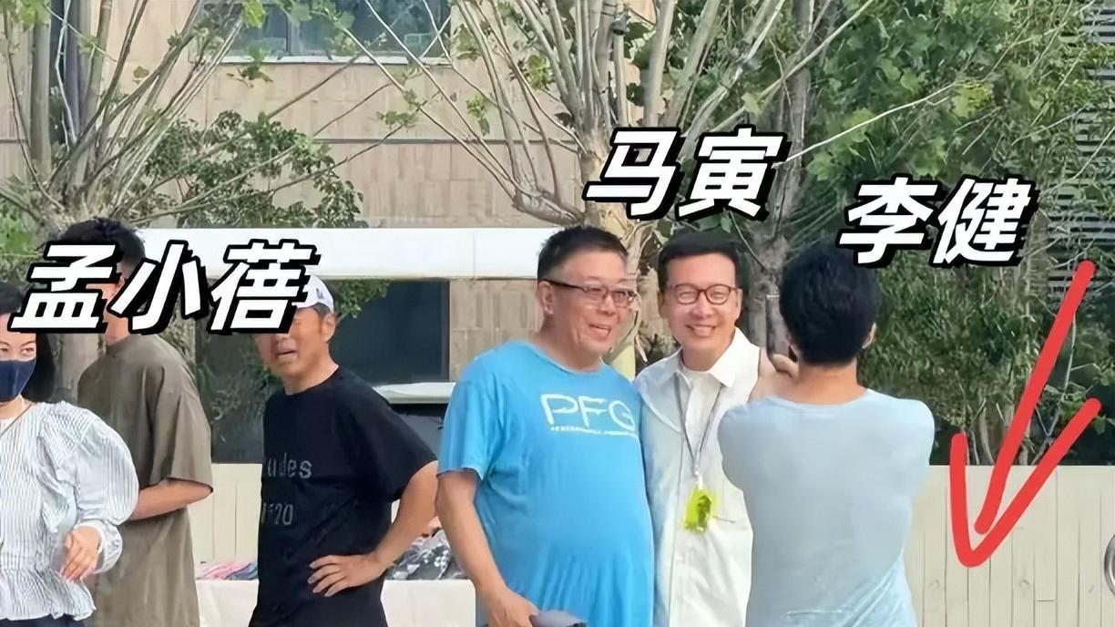 49岁李健带老婆北戴河看房！均价高达2.5w，本人个子很矮衣服包浆