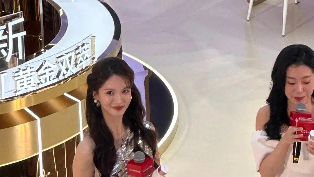 在商场偶遇34岁的金晨，胖了一点却更美了，整个人落落大方像公主