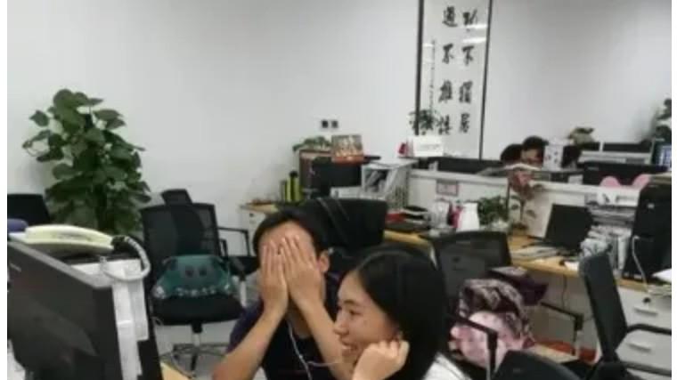 退休厅级伯父告诫我：刚发年终奖，同事就起哄让你“请吃大餐”，千万别只会“哭穷”，高