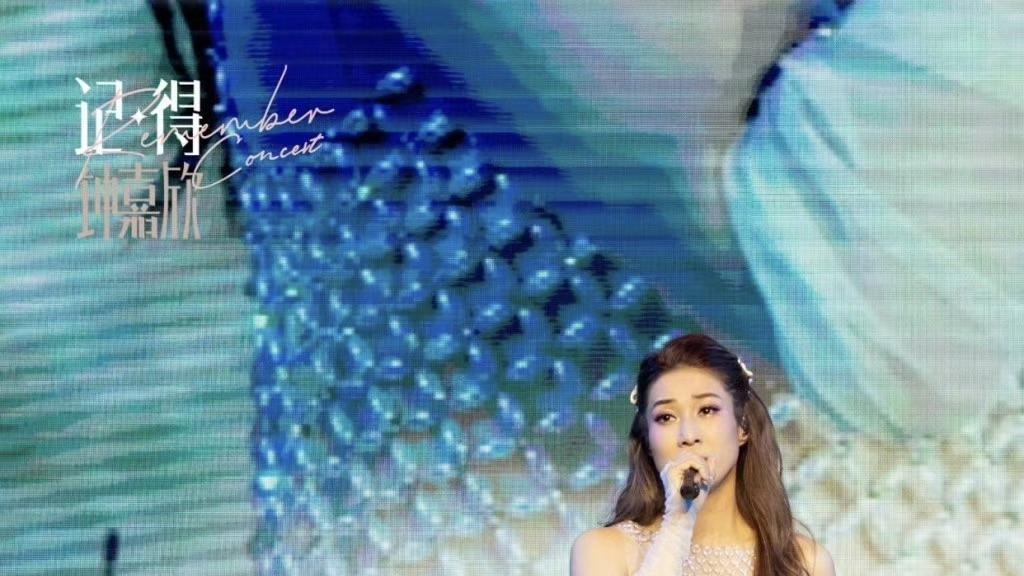 TVB前当家花旦佛山开唱！两岁小女儿现场挥舞荧光棒，长相太可爱