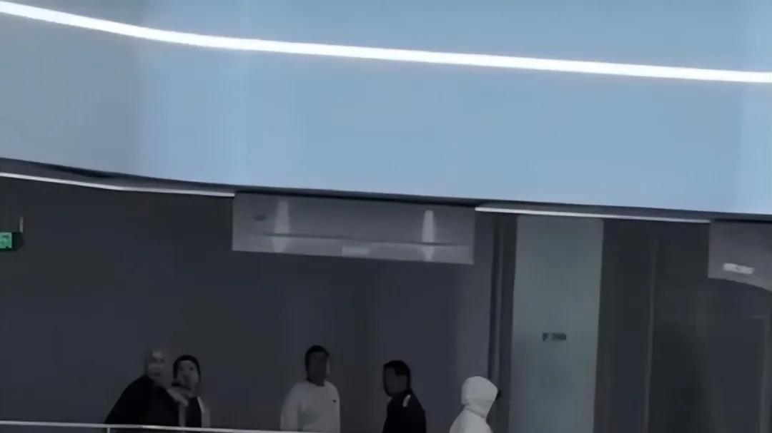 孙颖莎现身庄里，蹦蹦跳跳地像小企鹅，有妈妈陪着的幸福小孩！