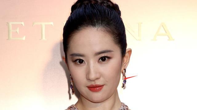 翻车了！刘亦菲NBA现场观赛，生图曝光，被嘲身体发福颈纹明显