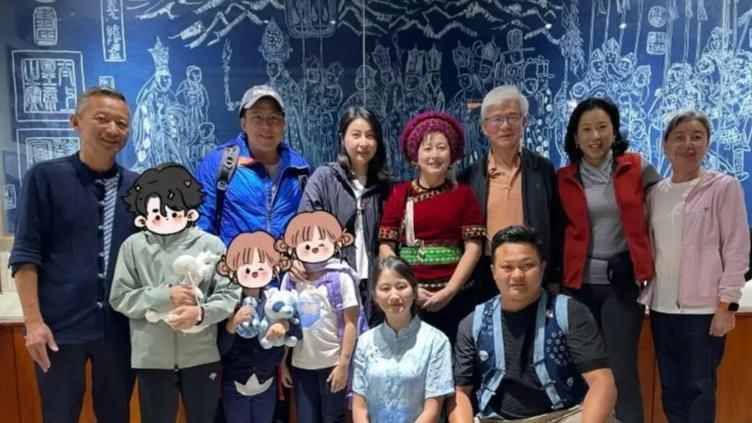 郭晶晶家庭大聚会：八口同框