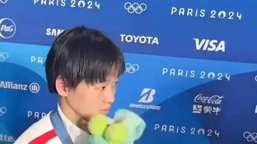 记者朱小龙骂全红婵后续！家人国籍被扒，被嘲崇洋媚外，事业崩塌