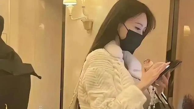 叶珂疑与黄晓明分手后首现身，孕肚凸起，身材纤细