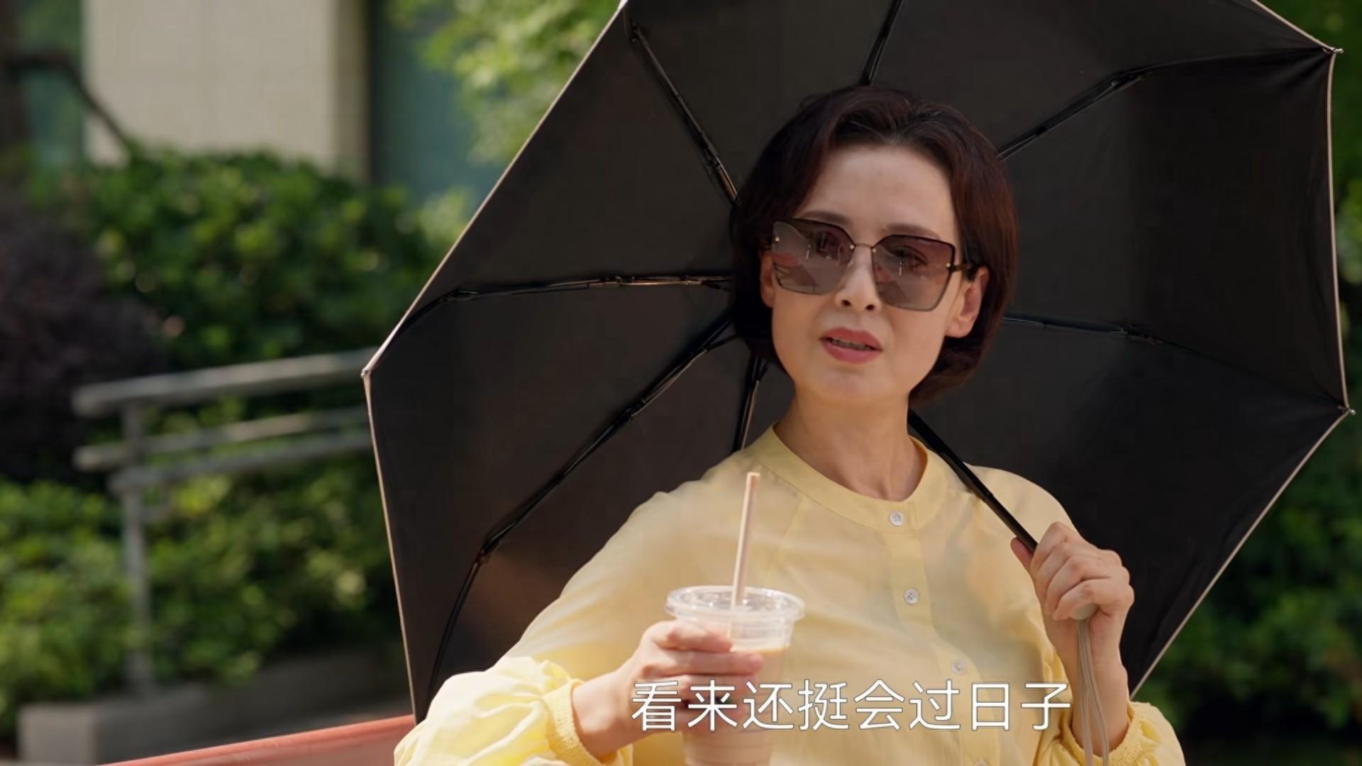 小日子：没想到最后，三姐妹里比较正常的，还属萨日娜扮演的老二