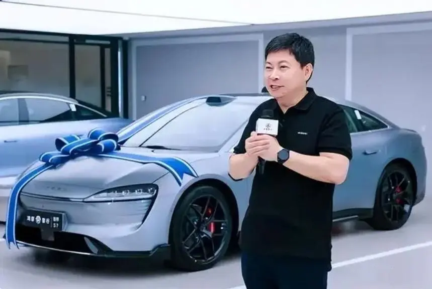 手机圈大佬去造车，手机圈都清静好多，没人吵架了