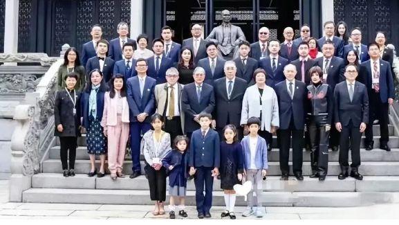 霍家全家福曝光：郭晶晶稳居C位，尽显大嫂风范