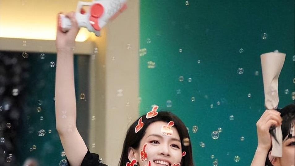 陈昊宇在青春芒果夜：一手捂胸，或许只是礼节