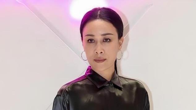 导演张艺谋公开表态：为何要封杀歌手那英，欲将其驱离娱乐圈？