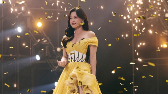 42岁贾玲持续霸屏！大波浪晚礼服惊艳网友，她想低调但实力不允许