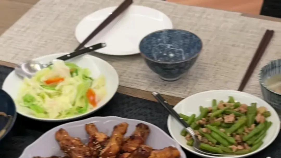 恩利归乡庾澄庆尴尬亮相，奶奶喜见大孙继母简餐迎