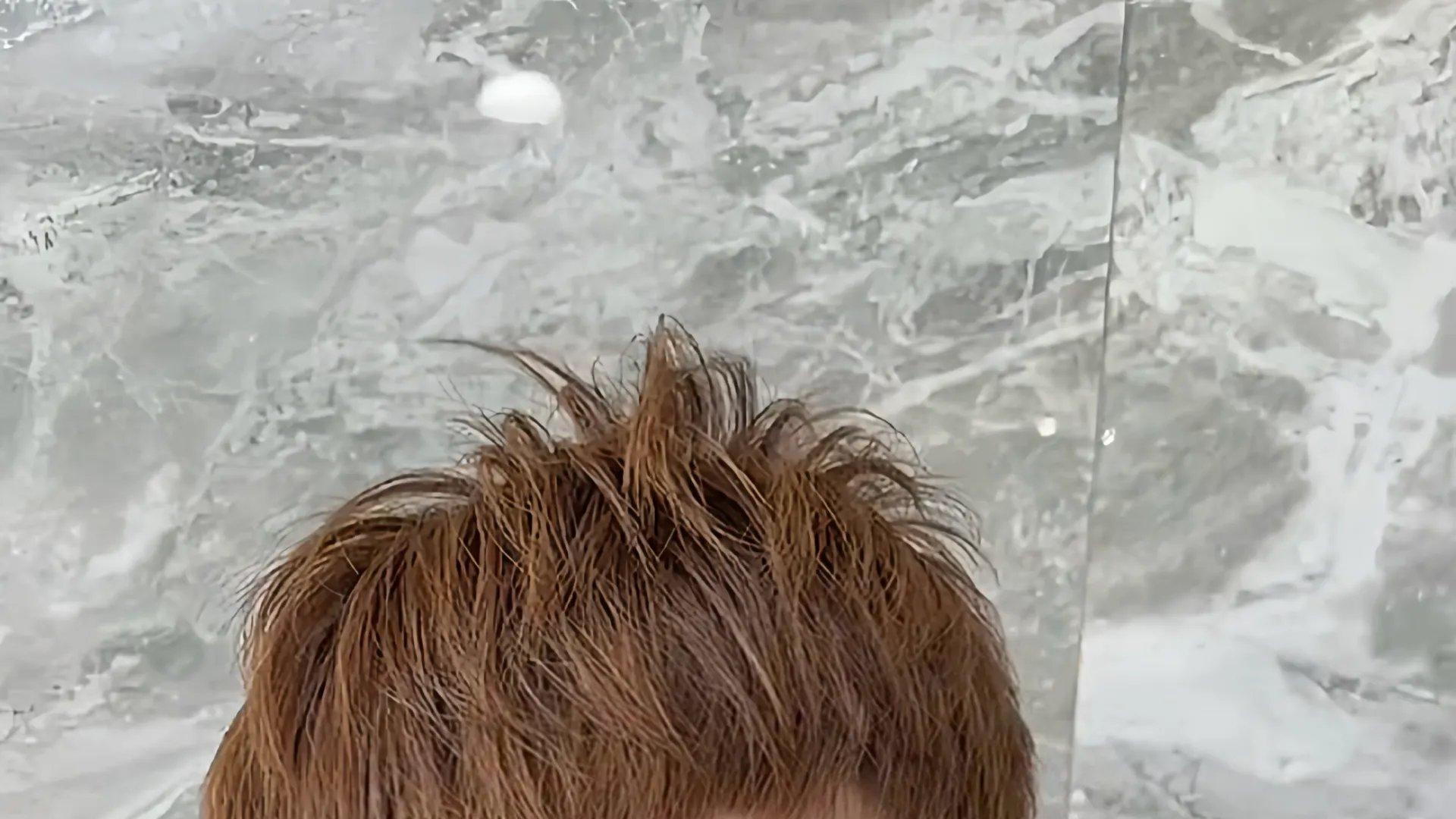 发型的魔法：锯齿刘海超短发、减龄波波头与时尚大波浪长发