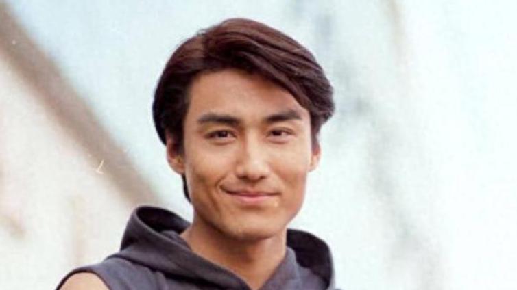 同父母不同命的两兄弟，弟弟当红住大豪宅，哥哥成名后锒铛入狱