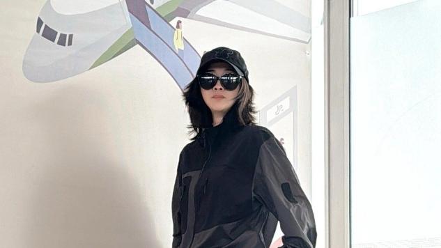 49岁梅婷“酷飒girl”穿搭法则：不染发、T恤短裤，也高级感十足