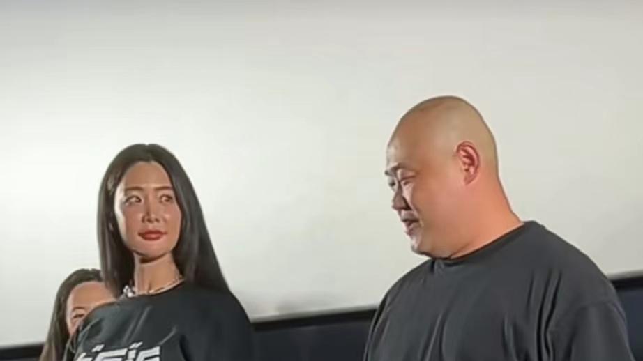 38岁克拉拉露面引热议！脸肿、发福成“货拉拉”，网友：像50多岁大婶