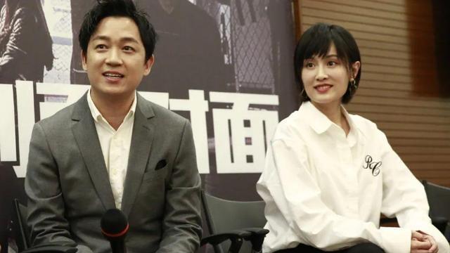 潘粤明和小女友上节目，50岁潘粤明对小女友一脸宠爱，感情甜蜜