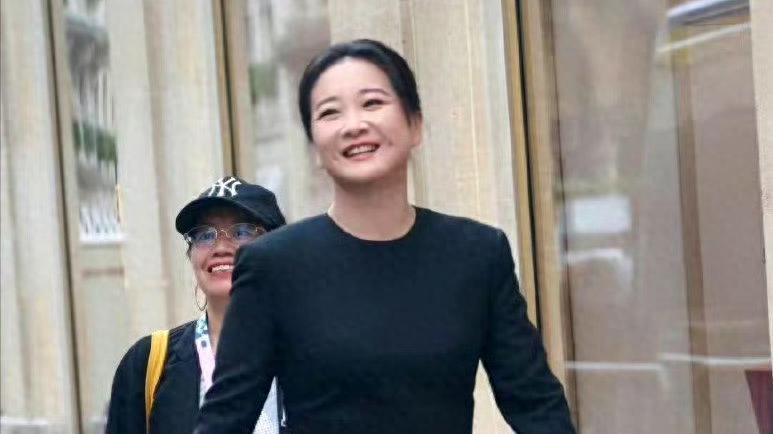 还骂吗？在巴黎笑的满脸褶子的贾玲，狠狠抽了内娱一个大逼斗！