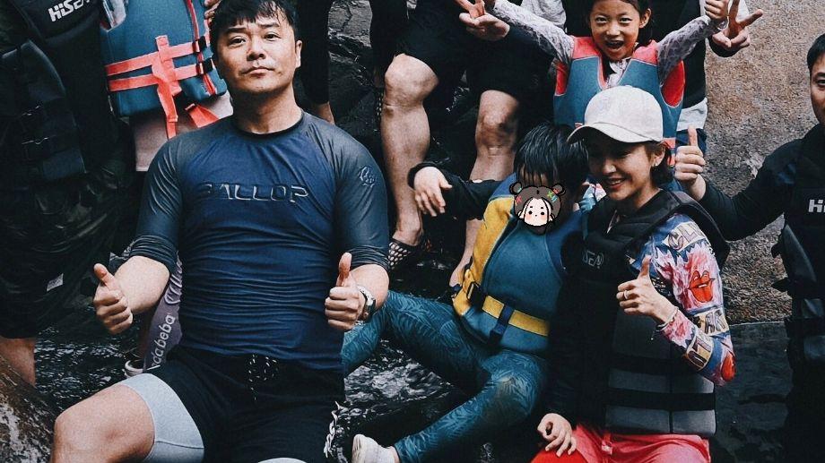 陈思诚佟丽娅离婚后带娃出游！亲密合影笑开花，朵朵像爸爸翻版