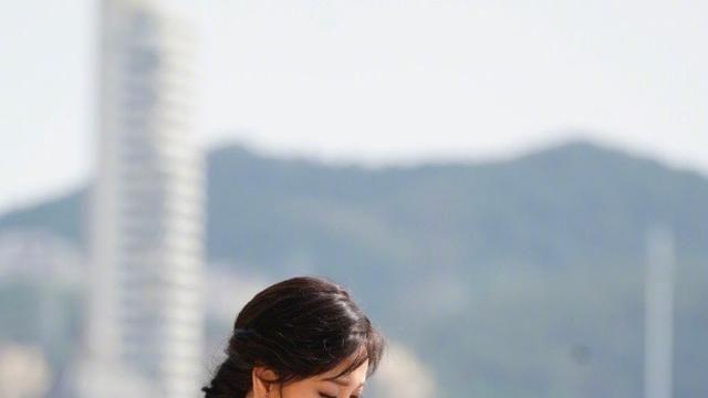 74岁刘晓庆穿着大胆，花衬衫混搭西裤，不但不丑还很时尚有型