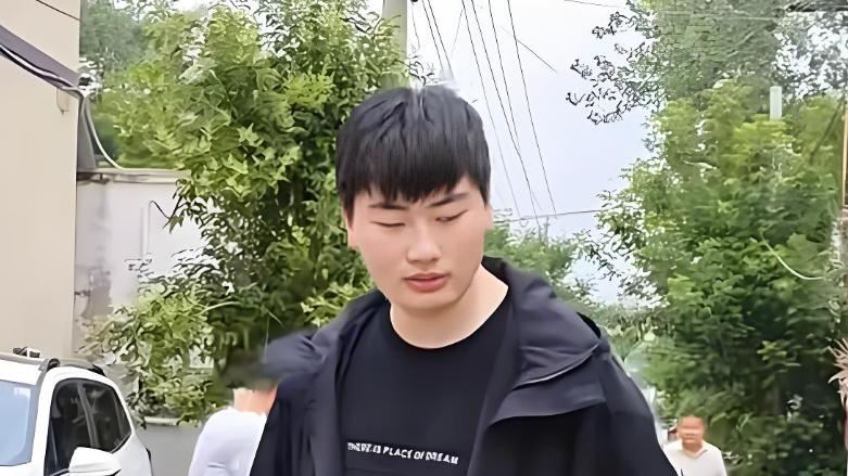 大衣哥孙子近照曝光，越长越像陈萌，朱小伟当爸后变得成熟有担当