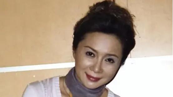 原来他就是蔡明儿子！隐瞒37年不暴露，究竟是何方神圣