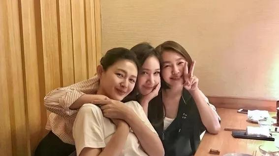 具俊晔高调亮相！大S变身小鸟依人，52岁韩星的3个惊人细节曝光