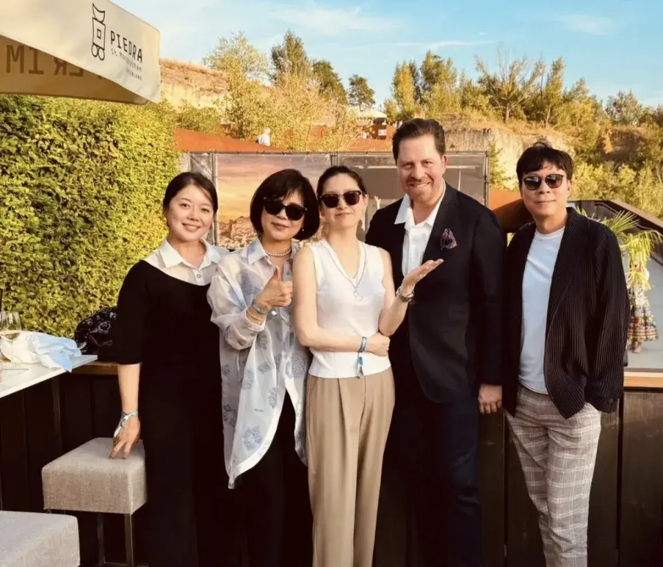 53岁李英爱分享旅游美照，一袭绿色碎花裙梦回《大长今》