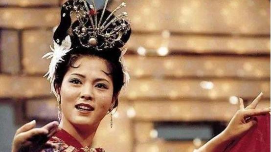 难怪王扶林导演非要把她“化丑”，当年的她美到欧阳奋强不敢直视