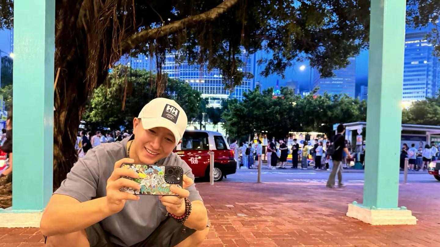 韩庚带娃外出逛街，2岁女儿已会拍照，女儿视角下韩庚笑得超开心