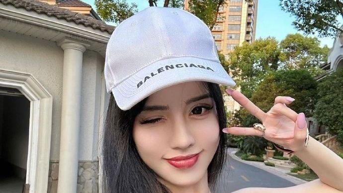 BY2妹妹晒美照！打扮火辣，五官大变认不出，自嘲背锅侠耐人寻味