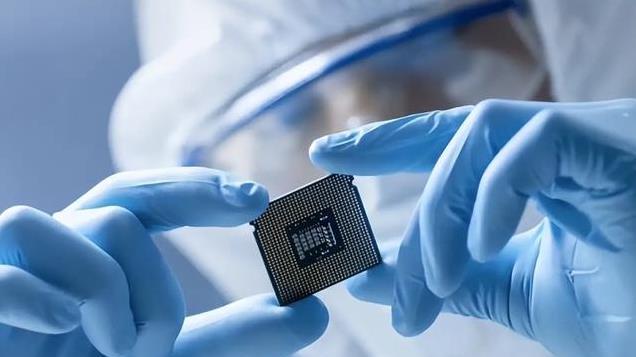 中国芯片迎喜讯，华春莹发帖三问美国：你可以，我不行，凭什么？