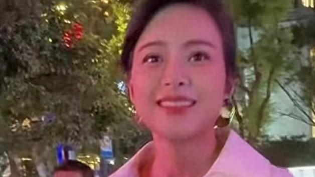 网友拍到上海知名女主持人和老公参加时尚秀，手牵手一脸幸福感