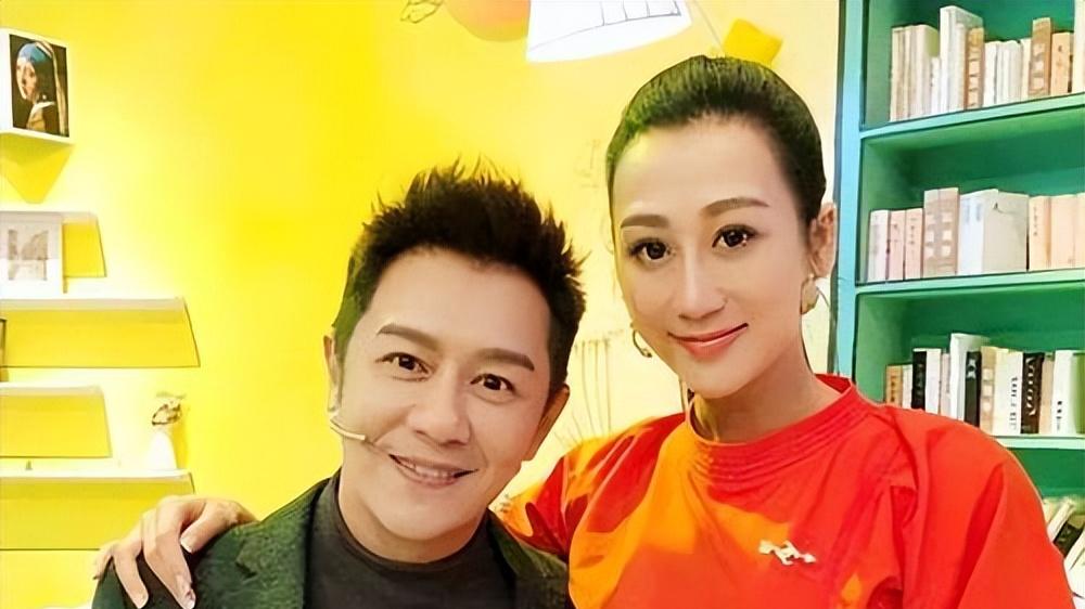 港星陈浩民妻子西班牙度假晒美照引争议：身材评价背后的思考