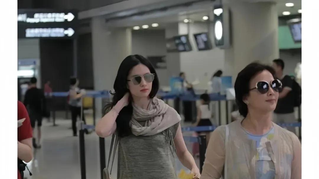 37岁刘亦菲与母亲机场被偶遇，65岁妈妈气质太优雅，美人基因好强大