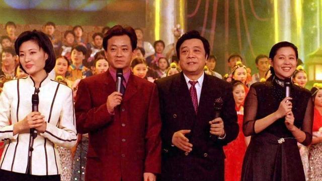 68岁央视主持人董浩近照：牙黄驼背老年斑，和58岁金龟子像爷头俩