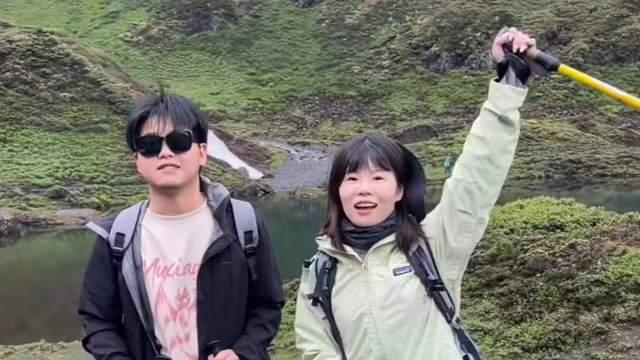 孙悦带弟弟孙卓云南游，孙卓近照帅气十足，与山东生活截然不同