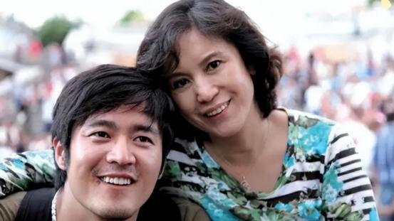 12年前，他在楼顶徘徊3小时后，一跃而下，留下母亲悲痛地活着