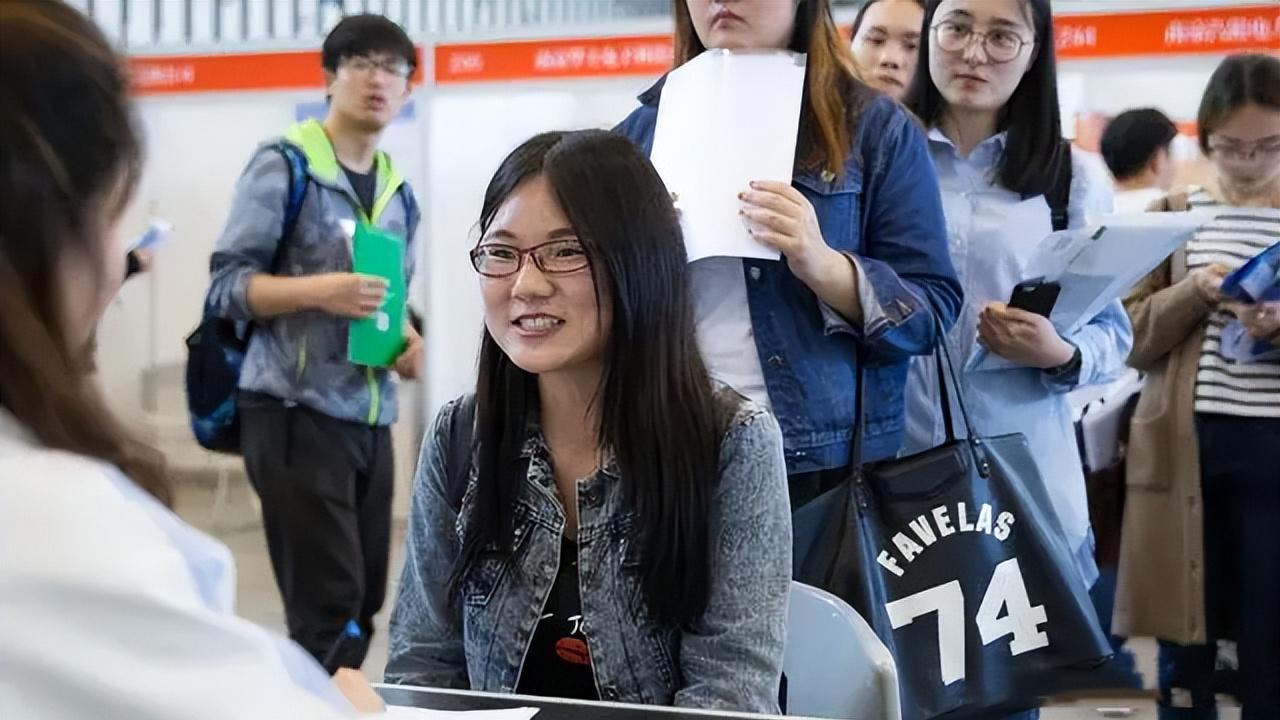 好不容易考上编制的小学男老师，工作才3个月就辞职，原因很现实
