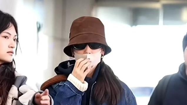 黄圣依手拎爱马仕鳄鱼皮，现身机场，大冬天穿短裙秀美腿，真抗冻